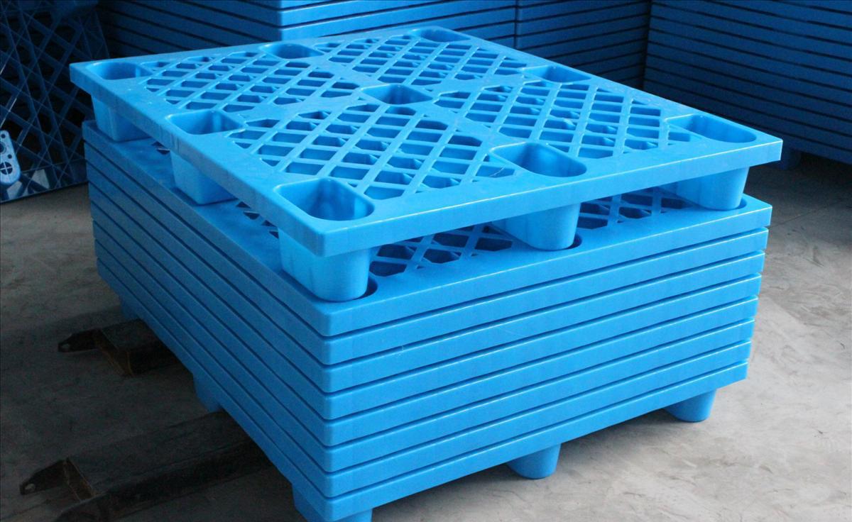 碼放的九腳塑料托盤