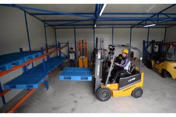 塑料托盤叉車配合作業